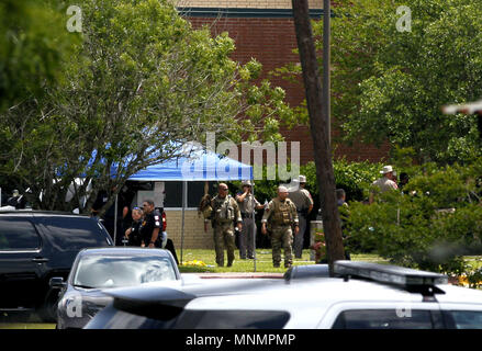 Houston, USA. 18 Mai, 2018. Sicherheitskräfte um Santa Fe High School in Texas, USA, am 18. Mai 2018 eingesetzt. Acht bis zehn Menschen getötet wurde, nachdem ein Shooter eröffnet Brand in Santa Fe High School Freitag Morgen im südöstlich von Houston im US-Bundesstaat Texas in den Vereinigten Staaten, die örtliche Polizei sagte. Credit: Steven Song/Xinhua/Alamy leben Nachrichten Stockfoto