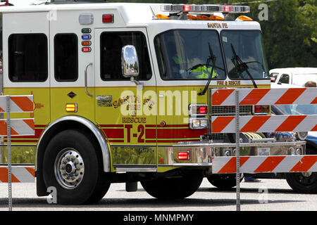 Houston, USA. 18 Mai, 2018. Ein feuerwehrauto ist um Santa Fe High School in Texas, USA, am 18. Mai 2018 eingesetzt. Acht bis zehn Menschen getötet wurde, nachdem ein Shooter eröffnet Brand in Santa Fe High School Freitag Morgen im südöstlich von Houston im US-Bundesstaat Texas in den Vereinigten Staaten, die örtliche Polizei sagte. Credit: Steven Song/Xinhua/Alamy leben Nachrichten Stockfoto