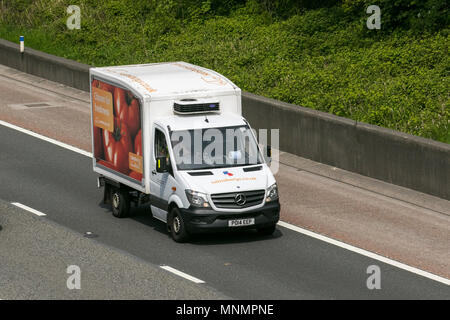 Sainsbury's Lebensmittel Lieferservice; Handelsverkehr auf der M6 in südlicher Richtung, Großbritannien Stockfoto