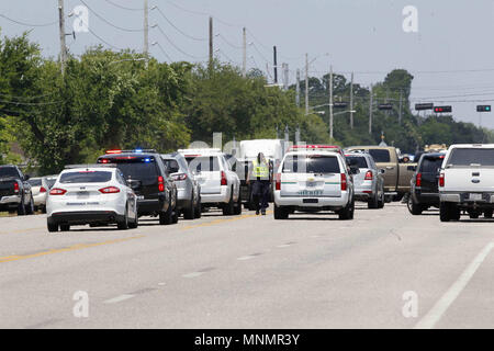 Houston, USA. 18 Mai, 2018. Polizei Autos sind rund um Santa Fe High School in Texas, USA, am 18. Mai 2018 gesehen. Acht bis zehn Menschen getötet wurde, nachdem ein Shooter eröffnet Brand in Santa Fe High School Freitag Morgen im südöstlich von Houston im US-Bundesstaat Texas in den Vereinigten Staaten, die örtliche Polizei sagte. Credit: Steven Song/Xinhua/Alamy leben Nachrichten Stockfoto