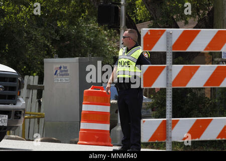 Houston, USA. 18 Mai, 2018. Ein Polizist steht in der Nähe von Santa Fe High School in Texas, USA, am 18. Mai 2018. Acht bis zehn Menschen getötet wurde, nachdem ein Shooter eröffnet Brand in Santa Fe High School Freitag Morgen im südöstlich von Houston im US-Bundesstaat Texas in den Vereinigten Staaten, die örtliche Polizei sagte. Credit: Steven Song/Xinhua/Alamy leben Nachrichten Stockfoto