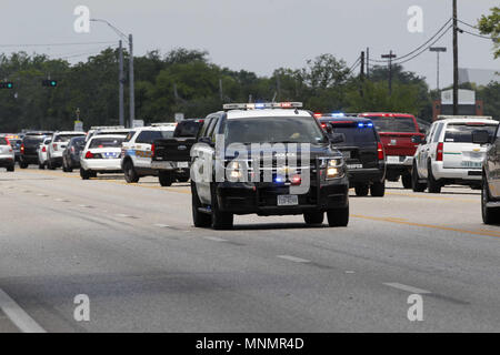 Houston, USA. 18 Mai, 2018. Polizei Autos sind rund um Santa Fe High School in Texas, USA, am 18. Mai 2018 gesehen. Acht bis zehn Menschen getötet wurde, nachdem ein Shooter eröffnet Brand in Santa Fe High School Freitag Morgen im südöstlich von Houston im US-Bundesstaat Texas in den Vereinigten Staaten, die örtliche Polizei sagte. Credit: Steven Song/Xinhua/Alamy leben Nachrichten Stockfoto