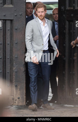 Windsor, Großbritannien. 18 Mai, 2018. Seine königliche Hoheit Prinz Harry nimmt Teil an einem Walkabout außerhalb Schloss Windsor vor seiner Hochzeit mit der Schauspielerin Meghan Markle, Windsor, UK Credit: Raymond Tang/Alamy leben Nachrichten Stockfoto