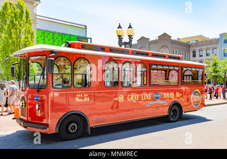 ASHEVILLE, NC, USA-13 Mai 18: Die graue Linie nostalgische Trolley Tours heben die Geschichte, Wohnungen und Hot-spots der bunten Bergstadt. Stockfoto