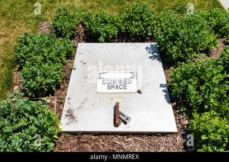 ASHEVILLE, NC, USA-13 Mai 18: Gesperrte rechteckige Kanaldeckel mit 'Raum'-Schild auf Sie. Stockfoto