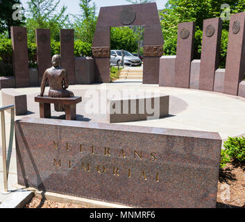 ASHEVILLE, NC, USA-13 Mai 18: Die Veterans Memorial in Pack Square, Asheville, NC, USA, zeigt eine Frau mit einem Brief, Nachrichten von ihrem Ehemann.