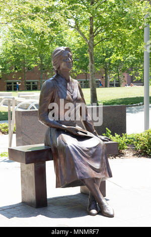 ASHEVILLE, NC, USA-13 Mai 18: Die Veterans Memorial in Pack Square, Asheville, NC, USA, zeigt eine Frau mit einem Brief, Nachrichten von ihrem Ehemann. Stockfoto