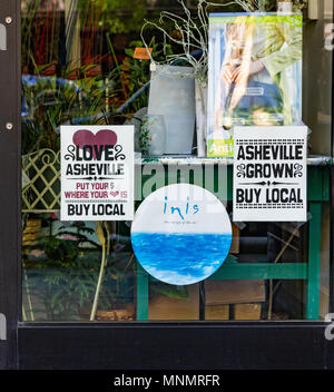 ASHEVILLE, NC, USA-13 Mai 18: Pro-Asheville Schilder an den Türen von einem bunten Store in der Innenstadt von Asheville, NC, USA. Stockfoto