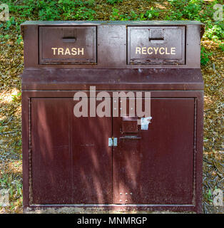 ASHEVILLE, NC, USA-13 Mai 18: Bär - Abfall und Recycling bins auf dem Blue Ridge Parkway, North Carolina, USA. Stockfoto