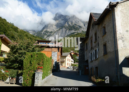 Eine Straße, die durch die Traube Weinberg Stadt von Chamoson, unterhalb der Berner Alpen, im oberen Rhonetal, Kanton Wallis, Schweiz. Stockfoto