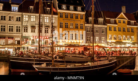 Kopenhagen, Dänemark - 26 August, 2014. Nyhavn ist eine beliebte Touristenattraktion im Zentrum von Kopenhagen. Der aus dem 17. Jahrhundert am Wasser Kanal- und Unterhaltungsviertel ist mit bunten Stadthäuser, Bars, Restaurants und Cafés. Stockfoto