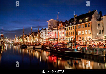 Kopenhagen, Dänemark - 26 August, 2014. Nyhavn ist eine beliebte Touristenattraktion im Zentrum von Kopenhagen. Der aus dem 17. Jahrhundert am Wasser Kanal- und Unterhaltungsviertel ist mit bunten Stadthäuser, Bars, Restaurants und Cafés. Stockfoto