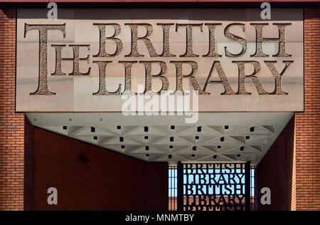 British Library Haupteingang auf der Euston Road, London, England, UK. Eingangstor von Lida und David Kindersley Stockfoto