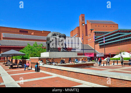 British Library, Euston Road, London, England, UK. Piazza und Bronze Skulptur: 'NEWTON' nach William Blake, von Eduardo Paolozzi (1995) Stockfoto