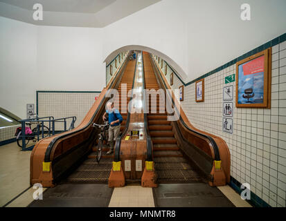 Art Deco Holz- Rolltreppe, Fußgängertunnel von St. Anna unter der Schelde, Antwerpen, Belgien Stockfoto