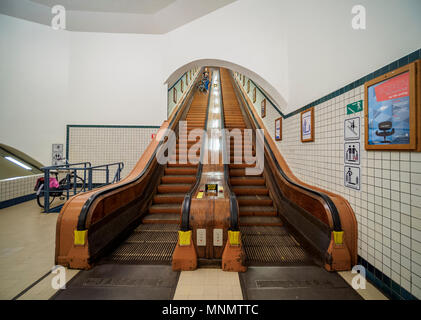 Art Deco Holz- Rolltreppe, Fußgängertunnel von St. Anna unter der Schelde, Antwerpen, Belgien Stockfoto