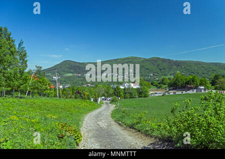 Pfad hinunter den Hügel und bewaldete Rownica Bergblick in Schlesischen Beskiden, Polen. Stockfoto