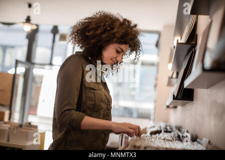 Closeup junger erwachsener Frauen auf der Suche nach Datensätzen in einem Store Stockfoto