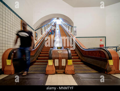 Art Deco Holz- Rolltreppe, Fußgängertunnel von St. Anna unter der Schelde, Antwerpen, Belgien Stockfoto