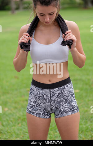 Junge Frau trägt Sportkleidung Ausübung Stockfoto