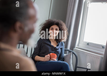 Tochter mit Vater zu Hause Stockfoto