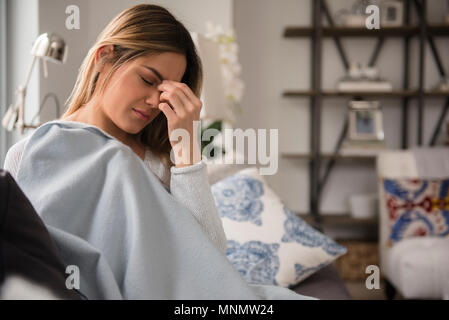 Junge Frau mit Kopfschmerzen Stockfoto