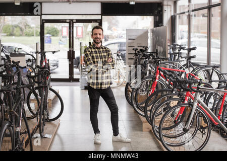 Porträt der Inhaber eines kleinen Unternehmens in einem Zyklus store Stockfoto