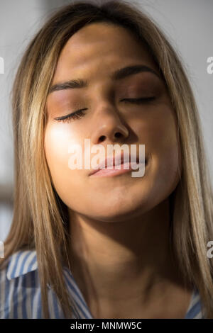 Porträt der jungen Frau mit geschlossenen Augen Stockfoto