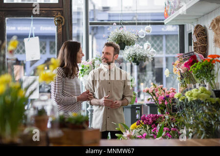 Florist Kunden im Store dienen Stockfoto