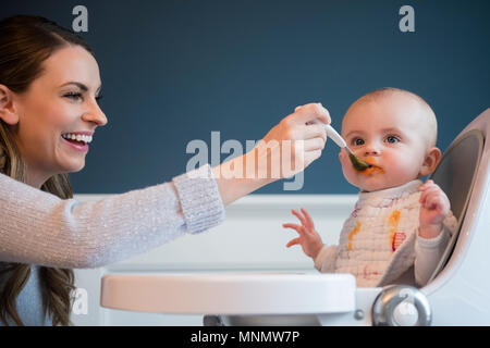 Mutter feeding Baby (18-23 Monate) Stockfoto