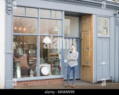 Portrait von Small Business Owner außerhalb Store Stockfoto