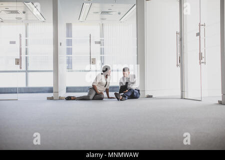 Kollegen Planung im neuen Büro Stockfoto