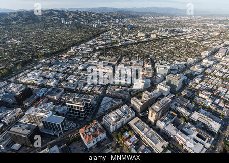 Beverly Hills, Kalifornien, USA - 18. April 2018: Luftaufnahme von Wilshire Bl und Downtown Los Angeles mit Beverly Hills und West Hollywood im Bac Stockfoto