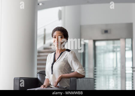 Afrikanische amerikanische Geschäftsfrau in einem modernen Büro Stockfoto