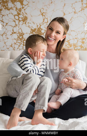 Portrait von glücklich, Mutter von zwei Kindern (18-23 Monate, 4-5) Stockfoto