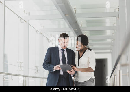 Business Leute treffen in modernen Büro mit digitalen Tablet Stockfoto