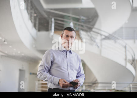 Portrait von Geschäftsmann in moderne Büroflächen Stockfoto