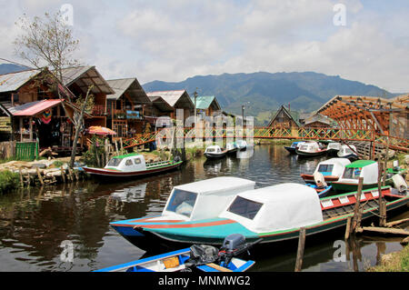 Bunte Häuser und Boote auf der Seite des kleinen Flusses geparkt in der Nähe der Cocha See, Kolumbien Stockfoto
