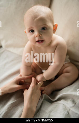 Mutter mit Baby girl (12-17 Monate) im Bett Stockfoto