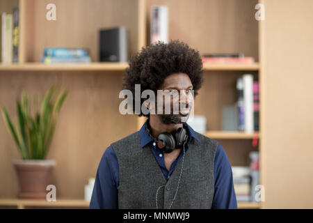 Geschäftsmann auf der Suche Fenster denken Stockfoto