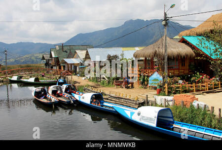 Bunte Häuser und Boote auf der Seite des kleinen Flusses geparkt in der Nähe der Cocha See, Kolumbien Stockfoto