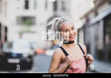 Portrait von jungen erwachsenen Frauen auf die Kamera suchen Stockfoto