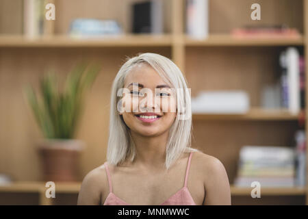 Portrait von jungen erwachsenen Kursteilnehmer Stockfoto