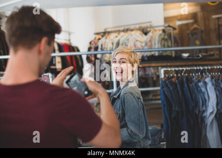 Tausendjährige Paar in einem vintage Clothing Store Stockfoto