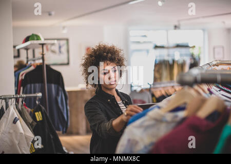 Store Manager Lager Kontrolle in einem Bekleidungsgeschäft Stockfoto