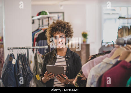 Porträt eines Store Manager in Clothing Store Stockfoto