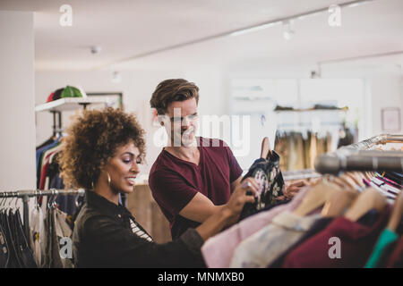 Tausendjährige Paar in einem vintage Clothing Store Stockfoto