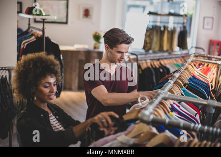 Tausendjährige Paar in einem vintage Clothing Store Stockfoto