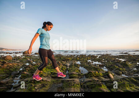 USA, Kalifornien, Newport Beach, Frau Ausübung auf Strand Stockfoto