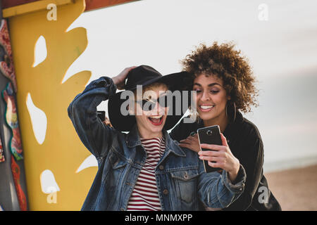 Freunde von selfie auf windigen Strand Stockfoto